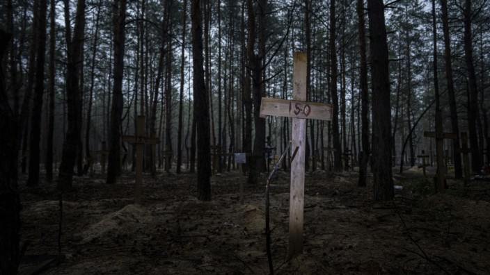 Rede von Andrej Kurkow: Das ukrainische Isjum nach dem Ende der russsischen Besatzung: In den Wäldern rund um die Stadt wurden etliche Massengräber gefunden.