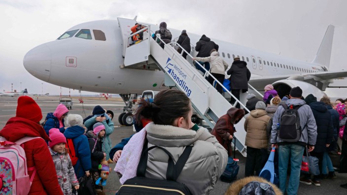 Koalitionsverhandlungen: Jüdische Ukrainer fliehen im vergangenen März vor dem russischen Angriffskrieg nach Israel. Dort wollen Ultras die Immigration nun erschweren.