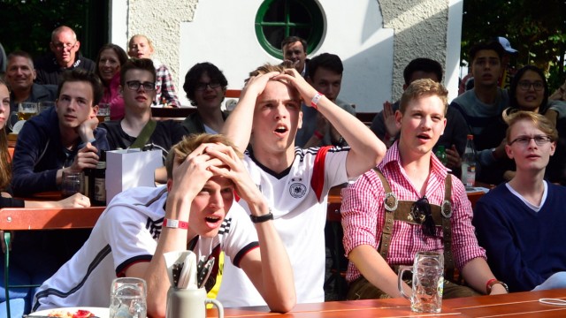Fußball-Weltmeisterschaft: Enttäuschung: Gemeinsames, öffentliches Fußballgucken - Public Viewing - wird es heuer kaum geben - im Gegensatz zu vor vier Jahren, wie hier in einem Ayinger Biergarten.