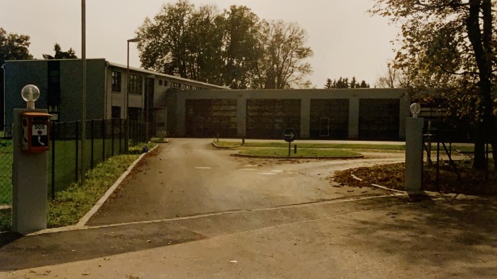 BRK Dachau: Kurz nach der Fertigstellung und noch vor der offiziellen Einweihung: die Rettungswache Gröbenried im Oktober 2001.