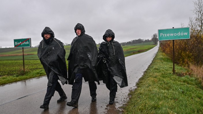 Polen: "Wir brauchen eine bessere Raketenabwehr": Polnische Polizisten am Mittwoch in der Nähe des Einschlagsortes im Dorf Przewodów .
