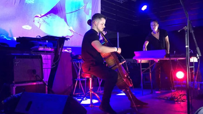 Jugend- und Kulturhaus Sonic: Bei "Marrow Voltage" verschmilzt ein Cello mit Synthesizer-Melodien, Drone-Sounds, Vocals und Live-Drums.