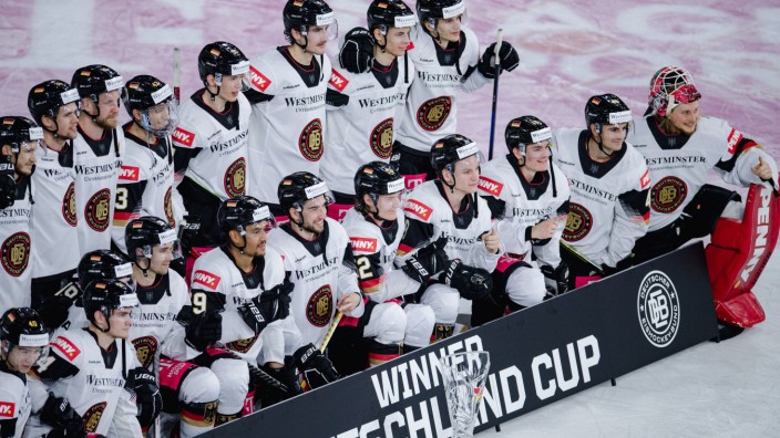 Eishockey: Letzter gemeinsamer Erfolg: Die deutsche Eishockey-Nationalmannschaft gewann kürzlich noch den Deutschland Cup mit Bundestrainer Toni Söderholm.