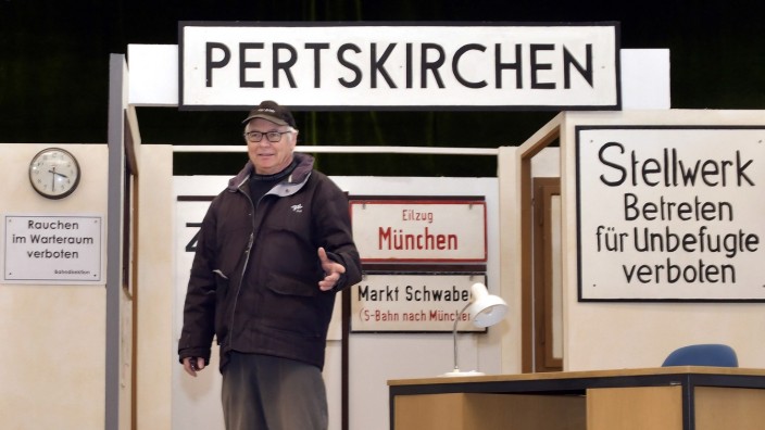 Porträt eines Eisenbahnaktivisten: Karl Bürger zeigt das Bühnenbild des von ihm geschriebenen Theaterstücks "Der Rebell von Pertskirchen". Überschneidungen mit realen Orten und Personen sind nicht rein zufälliger Natur.