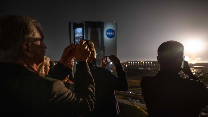 Raumfahrt: Interessierte verfolgen am frühen Morgen den Start der neuen NASA-Rakete.