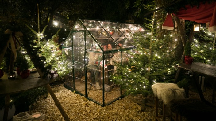 Lokalrunde: Weihnachtliche Glitzerstimmung: Das Hotel The Charles hat Glashütten aufgestellt, in denen man dinieren kann.