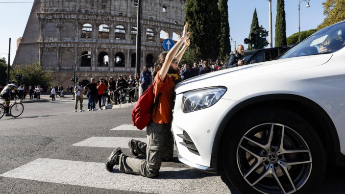 Klimaforschung: Aktivisten der Letzten Generation blockieren im November eine Straße in Rom.