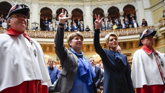 Schweiz: Viola Amherd (2.v.l) und Karin Keller-Sutter werden 2018 nach ihrer Wahl zu neuen Mitgliedern des Bundesrates durch die Vereinigte Bundesversammlung im Nationalratssaal in Bern vereidigt (Archivbild).