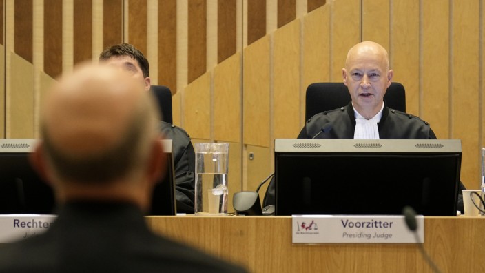 Absturz in Ostukraine: Der Vorsitzende Richter Hendrik Steenhuis während des Gerichtsprozesses zum Abschuss des Fluges MH17 in Amsterdam.