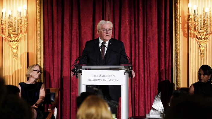 Kissinger-Preis: Steinmeier hat in New York für seinen Beitrag zu den transatlantischen Beziehungen den Henry-A.-Kissinger-Preis erhalten.