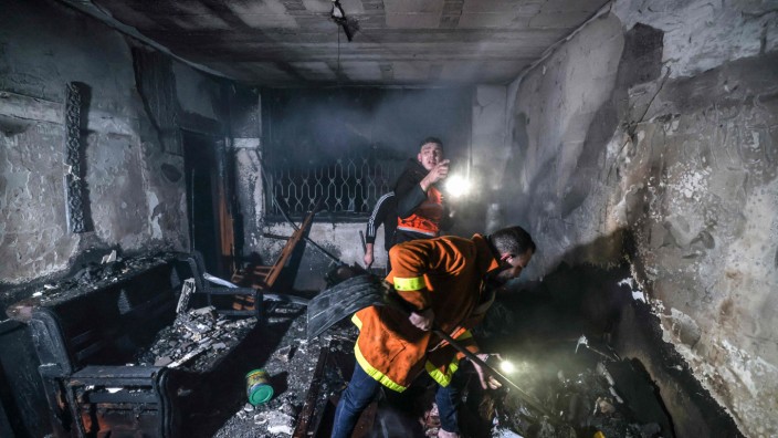 Im Gazastreifen: Palästinensische Rettungskräfte versuchen das Feuer unter Kontrolle zu bringen.