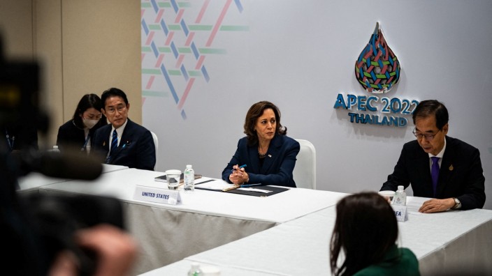 Asiatisch-Pazifische Wirtschaftsgemeinschaft: US-Vizepräsidentin Kamala Harris mit dem japanischen Premier Fumio Kishida (links) und dem südkoreanischen Premierminister Han Duck-soo auf dem Apec-Gipfel.