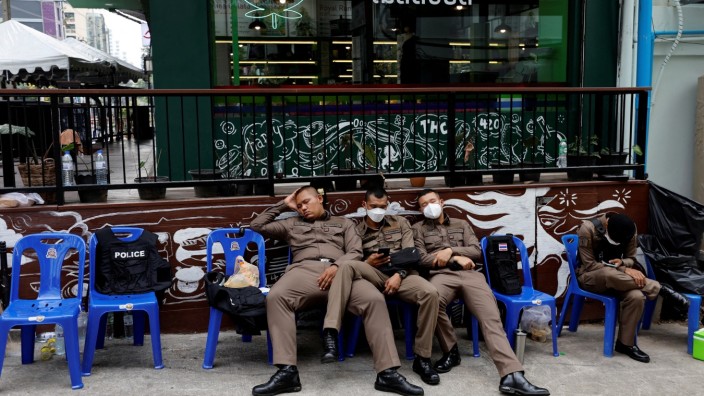 Drogen in Thailand: Natürlich sieht man vor den Cannabis-Läden manchmal Polizisten. Aber sie kontrollieren eher selten.