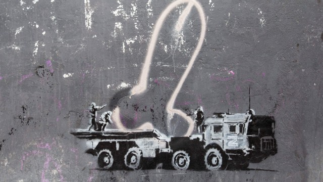 Künstlerische Kritik an Russland: Ein russisches Militärfahrzeug mit dem Buchstaben Z trägt einen Penis anstatt einer Rakete.