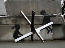 Künstlerische Kritik an Russland: Banksy bekennt sich per Video zu Werken in der Ukraine