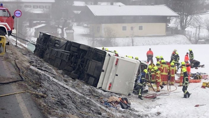 Prozess in Traunstein: Ein Busfahrer hatte Ende Februar unter Kokaineinfluss einen Unfall verursacht, bei dem 54 Menschen verletzt wurden. Nun wurde er zu einer Bewährungsstrafe verurteilt.