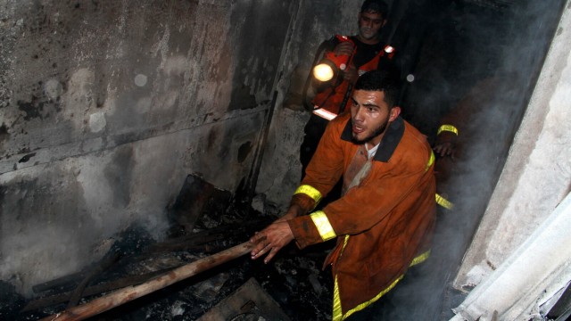 Feuer im Flüchtlingslager: Die Feuerwehr versuchte, in das brennende Haus einzudringen.