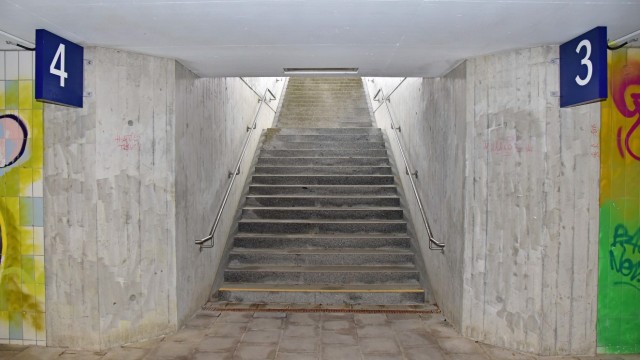 Verkehrspolitik: Nur wer Treppen gehen kann, kommt in Haspelmoor von einer Seite des Bahnhofs auf die andere.
