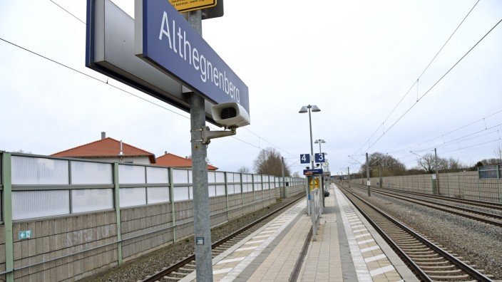 Verkehrspolitik: Es fährt kein Zug nach nirgendwo: Am Bahnhof Althegnenberg wünschen sich die Fahrgäste, dass der Regionalzug öfter halten würde.
