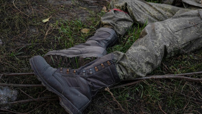 Ukraine: Die Leiche eines russischen Soldaten in einer befreiten ostukrainischen Ortschaft.