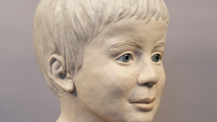 Vohburg: Nach Angaben der Polizei war der Junge zwischen drei und sieben Jahre alt, 110 Zentimeter groß, etwa 15 Kilo schwer und hatte blaue Augen sowie dunkelblonde bis braune Haare.