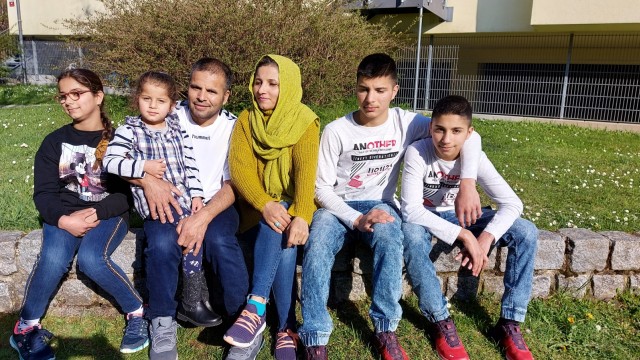 Adventskalender für gute Werke: In Germering angekommen: die Familie Tajik mit (von links) Satayes, Mobina, Basir, Shafika, Younes und Abed.