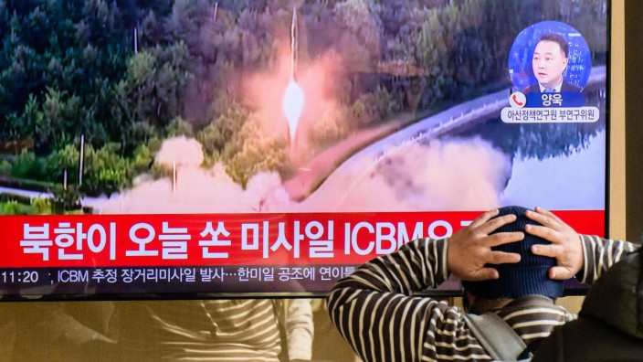 Korea-Konflikt: Drohgebärde: Im südkoreanischen Fernsehen wird der Start einer nordkoreanischen Rakete gezeigt.