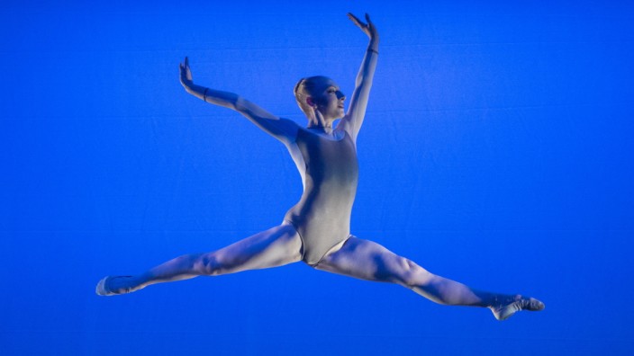 Kultur in der Krise: Setzt die Kultur doch schneller wieder zum Höhenflug an - im Bild eine Balletttänzerin im Unterhachinger Kubiz - oder droht eine nachhaltige Krise?