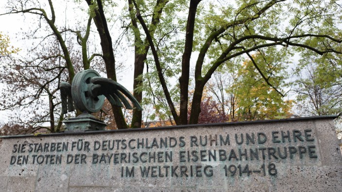 Erinnerungskultur: Die Formulierung auf dem Kriegerdenkmal an der Dachauer Straße geht auf die Nationalsozialisten zurück.