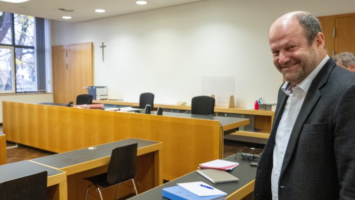 Vorwurf der falschen Verdächtigung: Der bayerische Landtagsabgeordnete Markus Bayerbach steht in einem Sitzungssaal des Strafjustizzentrums an der Anklagebank.