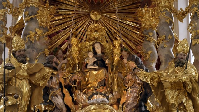 Dachbodenfund: Auch die Wallfahrt zur Kirche Mariä Himmelfahrt, im Bild im Hochaltar das Gnadenbild Maria mit dem Jesuskind auf ihrem Schoß, findet in dem Buch Erwähnung.