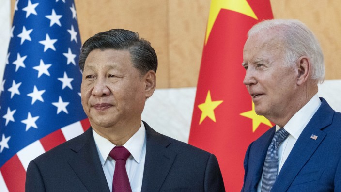 Internationale Beziehungen: Auf Konfrontation haben sie verzichtet: Chinas Staatspräsident Xi Jinping und der US-amerikanische Präsident Joe Biden beim G-20-Gipfel auf Bali.