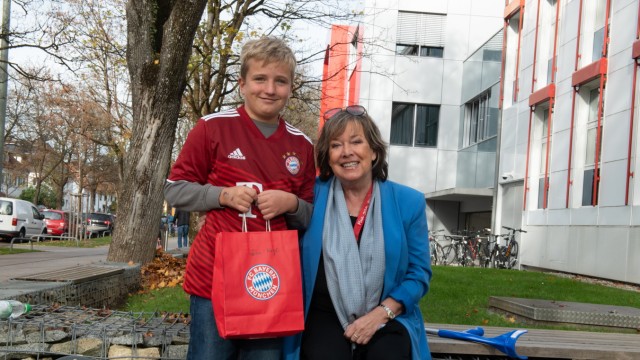 Leben mit Krankheit: "Ich hätte den Bub am liebsten die ganze Zeit in den Arm genommen": Ingeborg Metz vom FC Bayern empfängt Leon und seine Familie an der Säbener Straße.