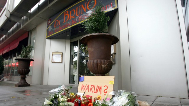 Politisches Buch: Der Duisburger Mord: Blumen lagen vor einer Bar im Jahr 2006 "Von Bruno" In Duisburg.  Fünf der sechs Opfer des Mafia-Angriffs stammten aus San Luca in Kalabrien.