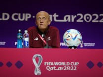 Schiedsrichter bei der Fußball-WM: Die Spiele sollen länger werden