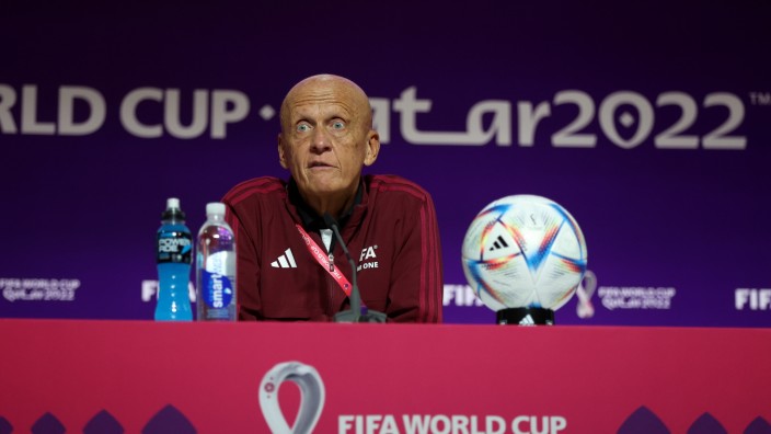 Schiedsrichter bei der Fußball-WM: Pierluigi Collina erklärt in Katar, wie es um die Schiedsrichter bei der WM steht - und um die Schiedsrichterinnen.