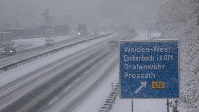 Wetter in Bayern: Auf der A93 ging es rutschig zu.