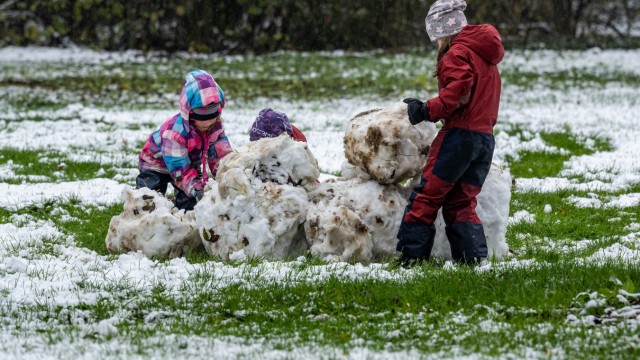 Wetter in Bayern: Kinder bauten erste Schneemänner.