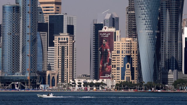 Katar bei der Fußball-WM: Hassan al-Haydos' Bild in den Häuserschluchten von Doha.