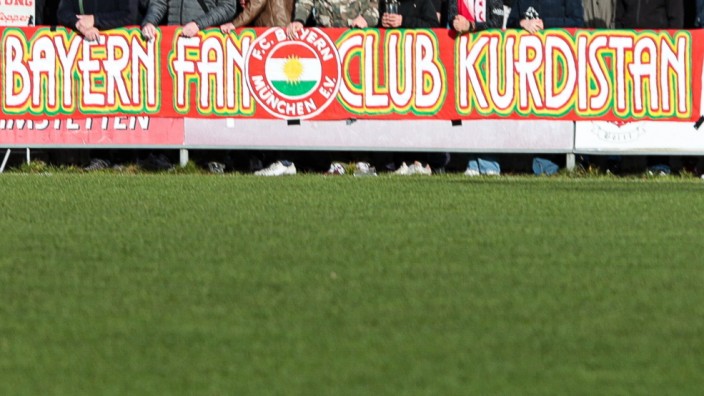 München heute: Ein Banner der Bayern-Anhänger mit dem Schriftzug "Bayern-Fanklub Kurdistan" war der Auslöser für den Spielabbruch.
