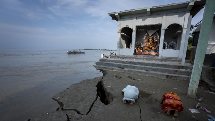 COP 27: Durch die Erosion wurde der Tempel der Hindu-Göttin Durga im indischen Guwahati beschädigt. Zwei Tage später wurde er weggeschwemmt.