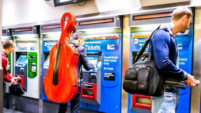 Musiker auf Tour: Handle with care: Die gewöhnliche Gepäckaufbewahrung ist nichts für so fragile und sperrige Instrumente wie ein Cello, hier zum Beispiel an der Grand Central Station in New York City.