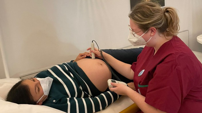 Klinikum Neuperlach: Hebammen wie Franziska Mayr, die hier die Herztöne des Fötus bei einer Schwangeren abhört, protestieren gegen die mögliche Verlagerung der Geburtshilfe nach Harlaching.