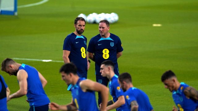 England bei der Fußball-WM: Warum so ernst? Eigentlich könnte das englische Team von Trainer Gareth Southgate (hinten links) voller Zuversicht ins Turnier starten.
