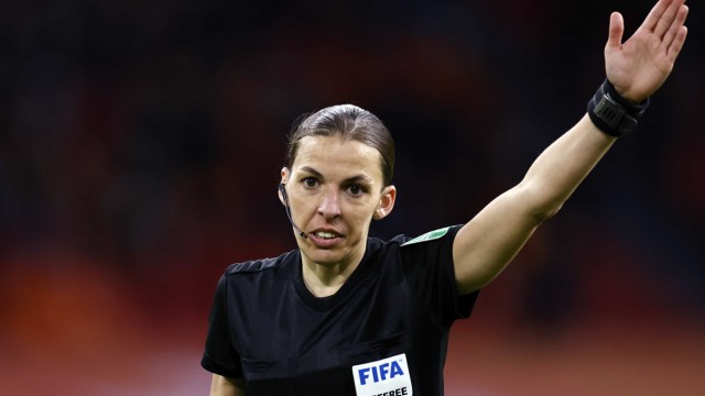 Schiedsrichter bei der Fußball-WM: Eine von sechs Schiedsrichterinnen in Katar: die Französin Stephanie Frappart.