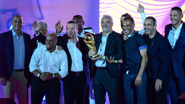 Fans at the World Cup: from one world champion to another: at the World Cup fan festival in Qatar, the golden trophy passes through the hands of former title holders such as the Brazilians Roberto Carlos and Cafu and Lothar Matthäus (third from left).