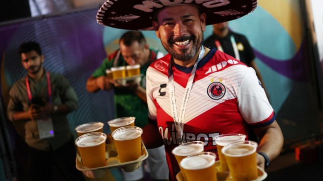 Fans at the World Cup: You can't do without beer after all: The World Cup organizers put up signs calling for restraint, but even the high prices before the tournament start are not enough of a deterrent for some.