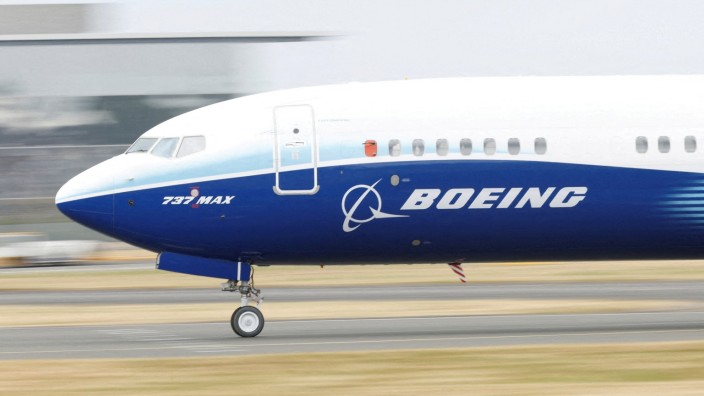 Luftfahrt: Eine "737-Max" auf einer Luftfahrtmesse. Die Entwicklung neuer Modelle schiebt Boeing erst einmal hinaus.