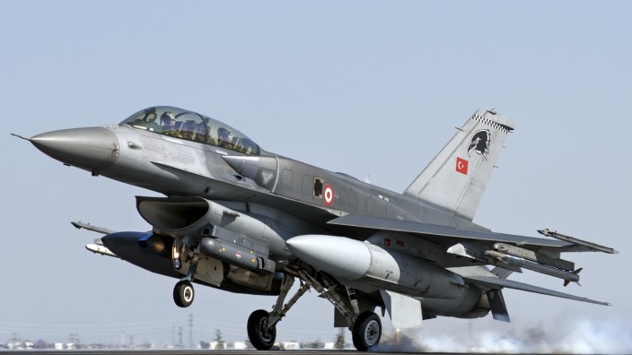 Tote bei Angriff auf Kurdengebiete: F-16-Kampfflugzeuge hätten Einsätze in Syrien und dem Irak geflogen, bestätigte das türkische Verteidigungsministerium.