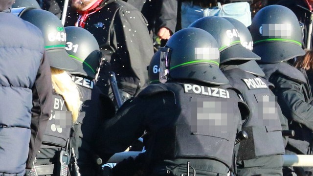Eskalation bei einem Bezirksliga-Derby: Polizisten mit Helmen und Pfefferspray sprühen auf, um den Fanblock plötzlich mit Schlagstöcken zu bewerfen.